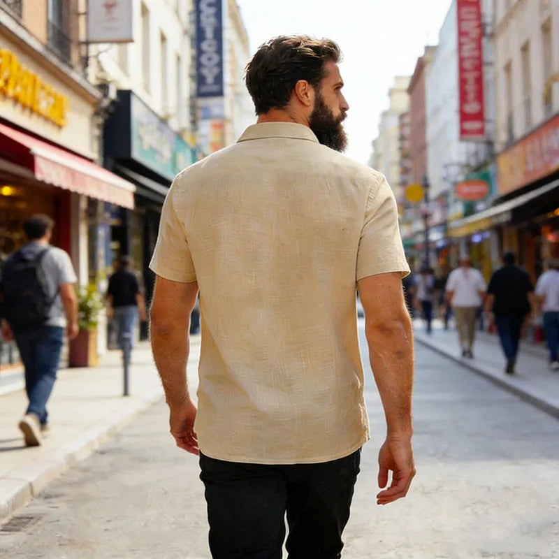 Chemise d'été pour homme à col ouvert et coupe droite avec poche poitrine