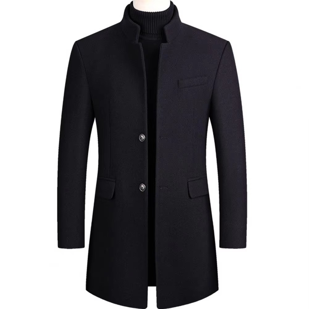 Manteau homme à coupe ajustée, lignes épurées, porté pour une allure élégante