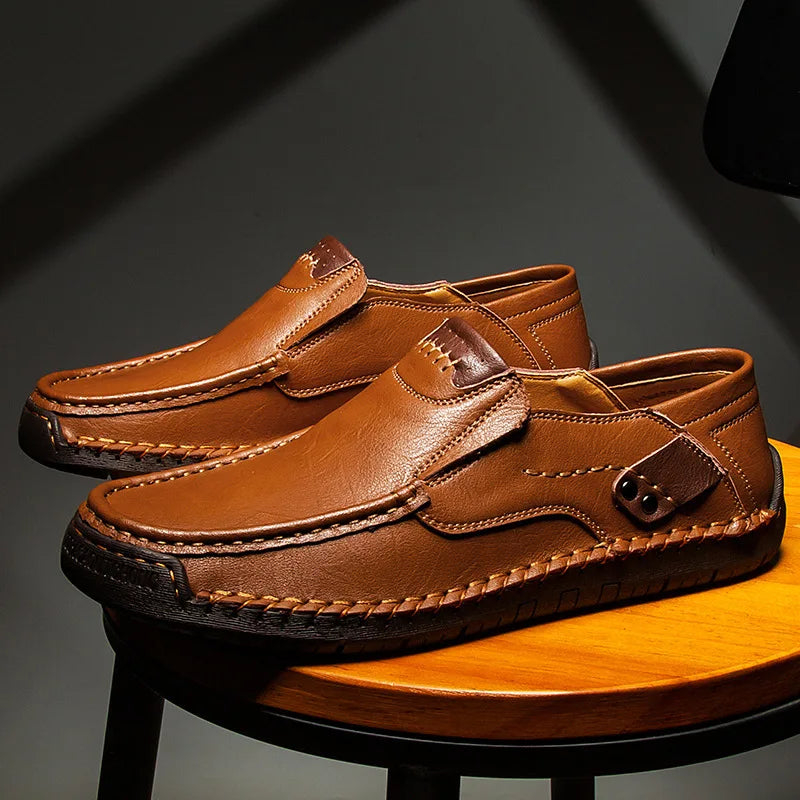 Mocassins en cuir pour homme à la finition polie, disponibles en marron et noir
