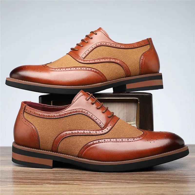 Brogues en cuir poli et suède à bout pointu avec détails de broderie pour homme