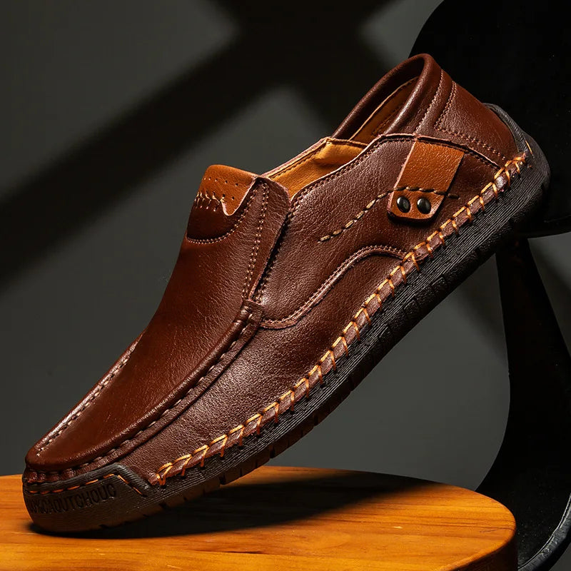 Mocassins en cuir pour homme à la finition polie, disponibles en marron et noir
