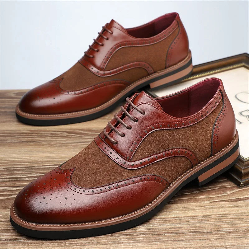 Brogues en cuir poli et suède à bout pointu avec détails de broderie pour homme