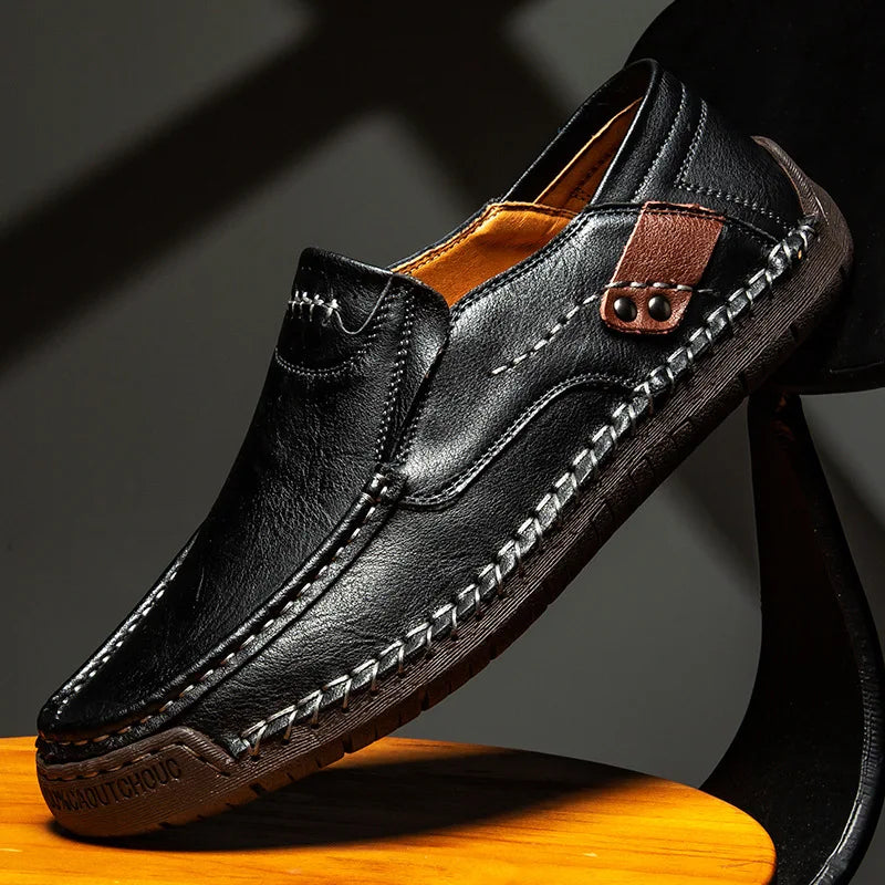 Mocassins en cuir pour homme à la finition polie, disponibles en marron et noir