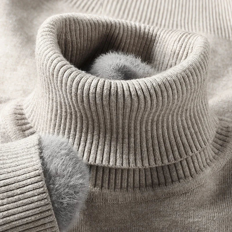 Pull col roulé côtelé pour homme à coupe ajustée, porté seul ou sous une veste