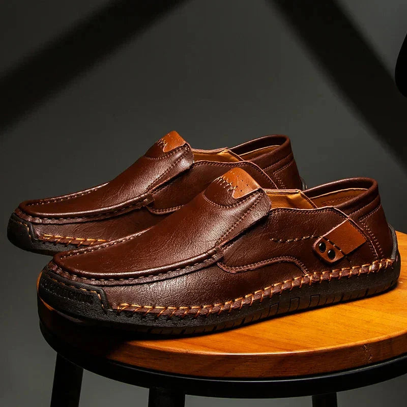 Mocassins en cuir pour homme à la finition polie, disponibles en marron et noir