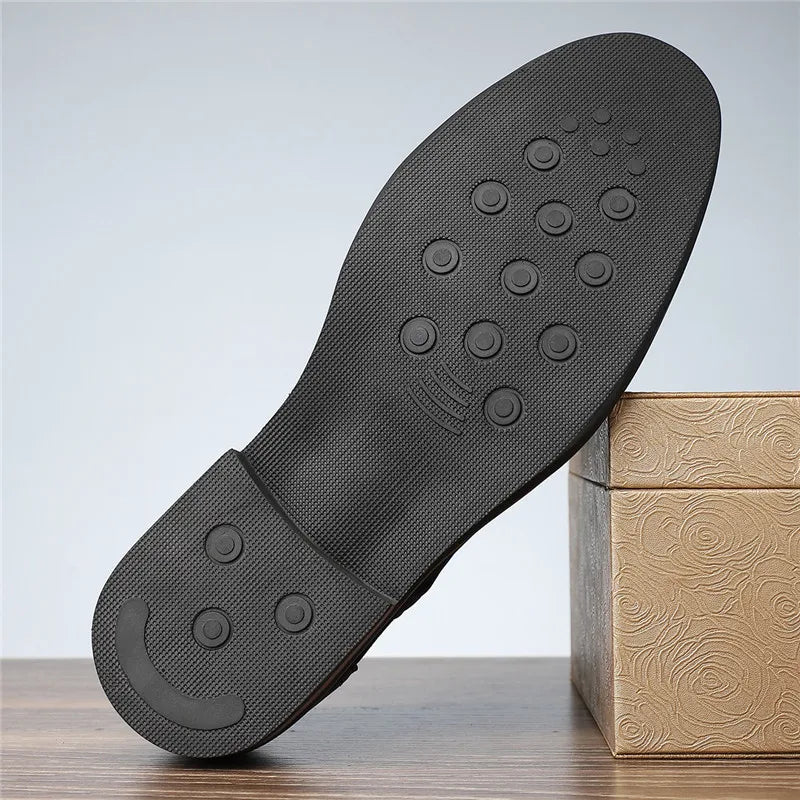 Brogues en cuir poli et suède à bout pointu avec détails de broderie pour homme