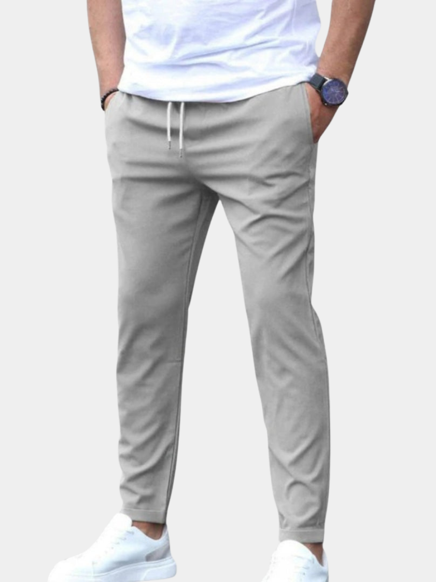 Pantalon extensible pour homme à coupe ajustée, présenté en plusieurs coloris
