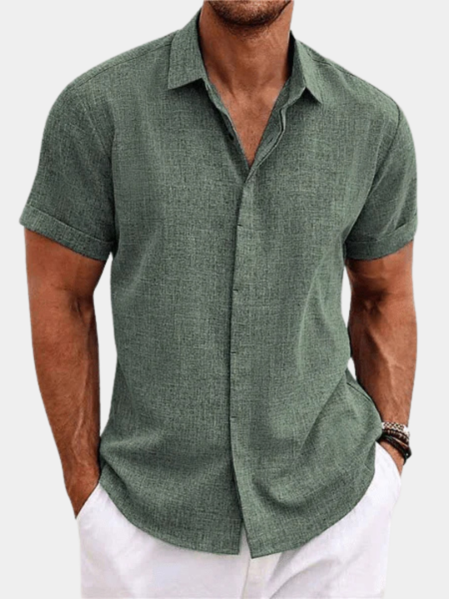 Chemise en lin pour homme à coupe fluide, portée pour une tenue estivale décontractée
