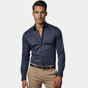 Chemise homme coupe slim à la finition légèrement brillante, présentée à plat