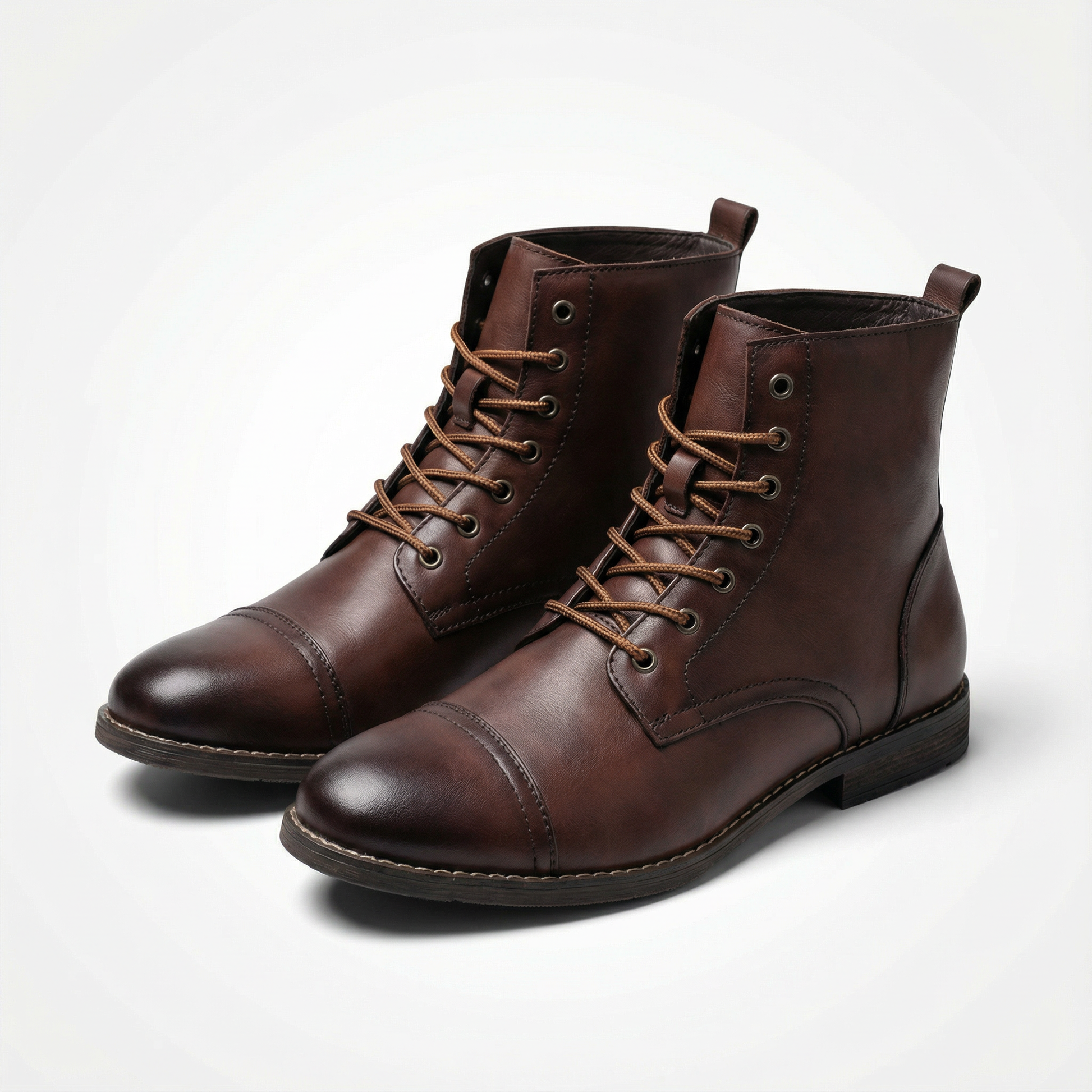 Bottines en cuir patiné pour homme aux coutures nettes et à la semelle robuste