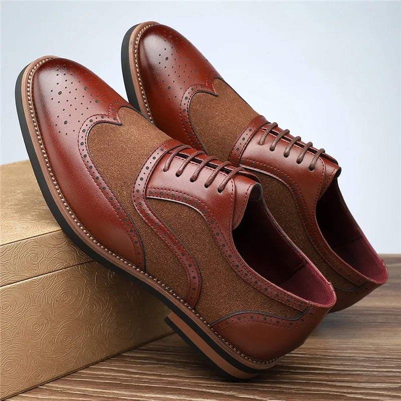 Brogues en cuir poli et suède à bout pointu avec détails de broderie pour homme