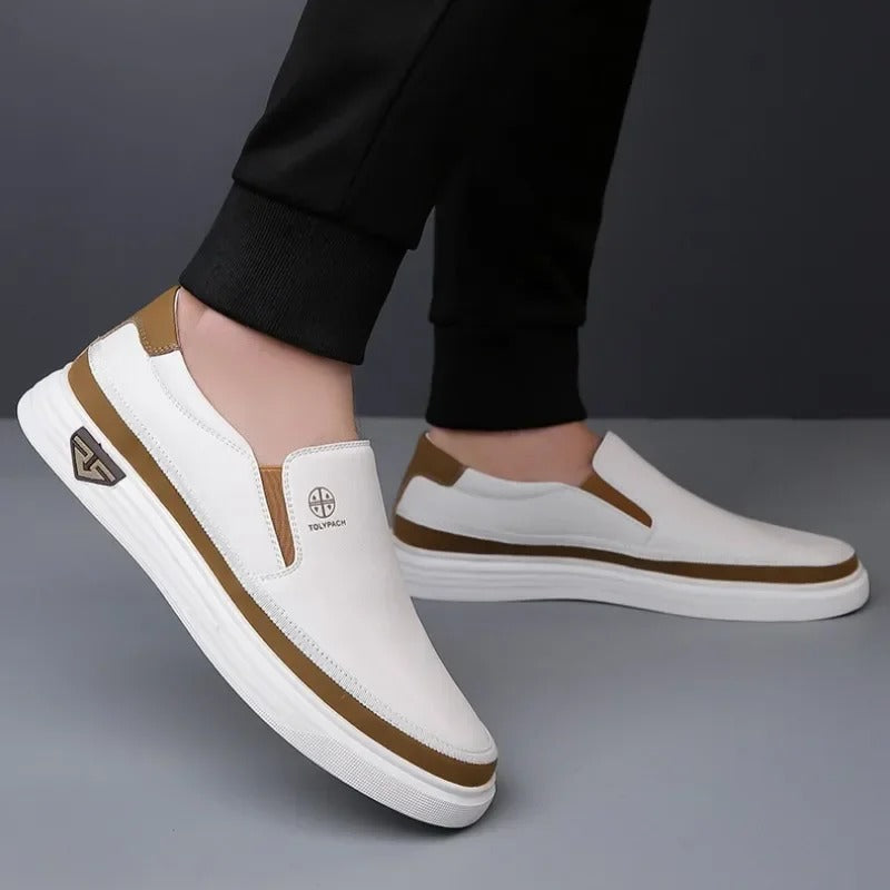 Mocassins en cuir pleine fleur pour homme, modèle slip-on à silhouette épurée