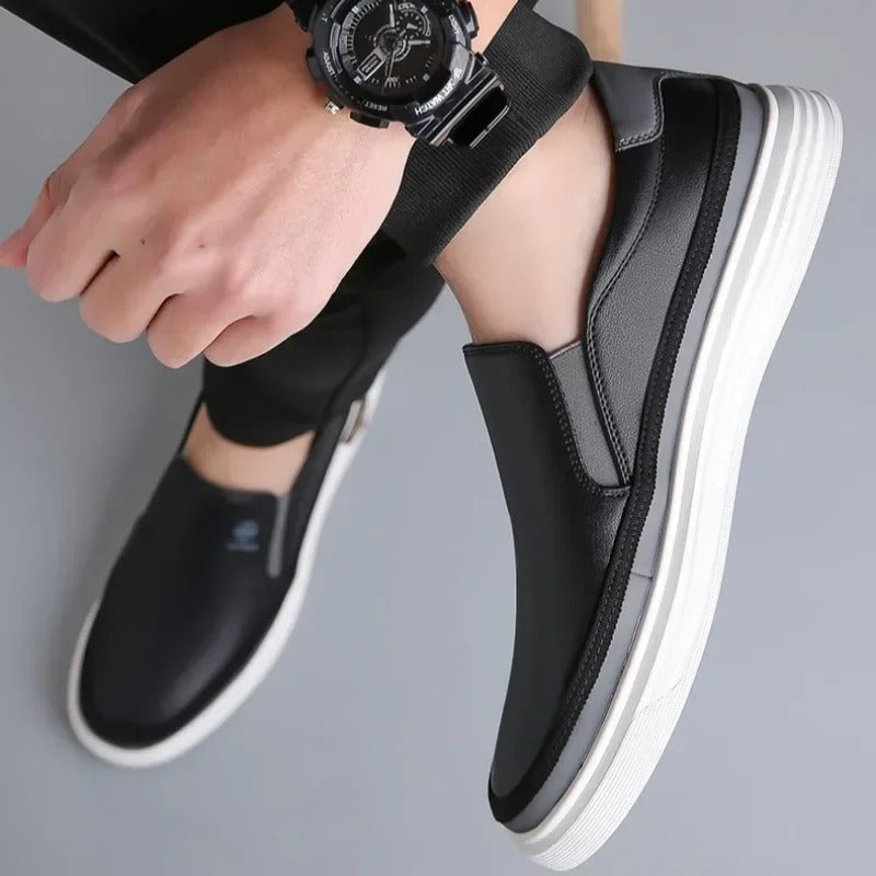 Mocassins en cuir pleine fleur pour homme, modèle slip-on à silhouette épurée
