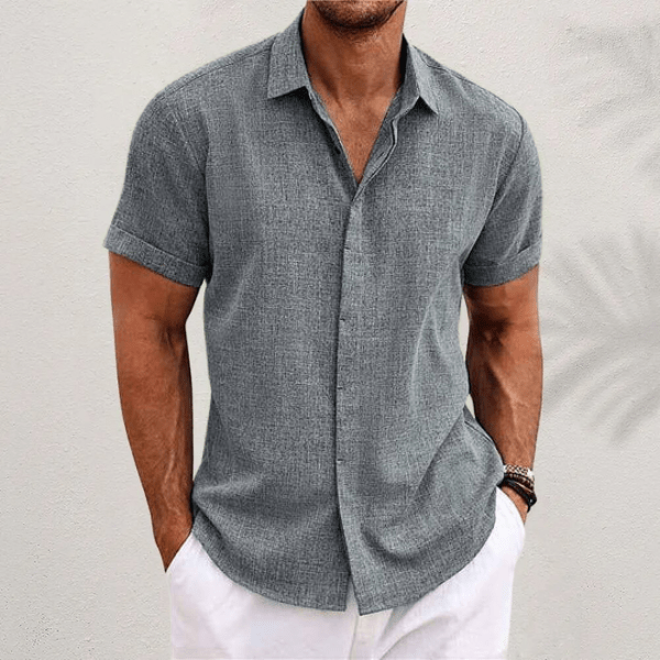 Chemise en lin pour homme à coupe fluide, portée pour une tenue estivale décontractée