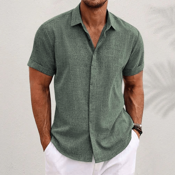 Chemise en lin pour homme à coupe fluide, portée pour une tenue estivale décontractée