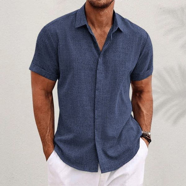 Chemise en lin pour homme à coupe fluide, portée pour une tenue estivale décontractée