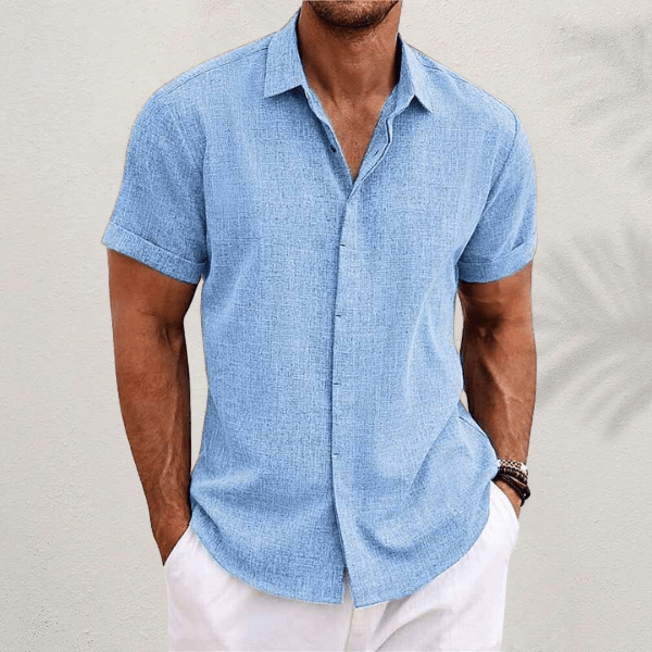 Chemise en lin pour homme à coupe fluide, portée pour une tenue estivale décontractée