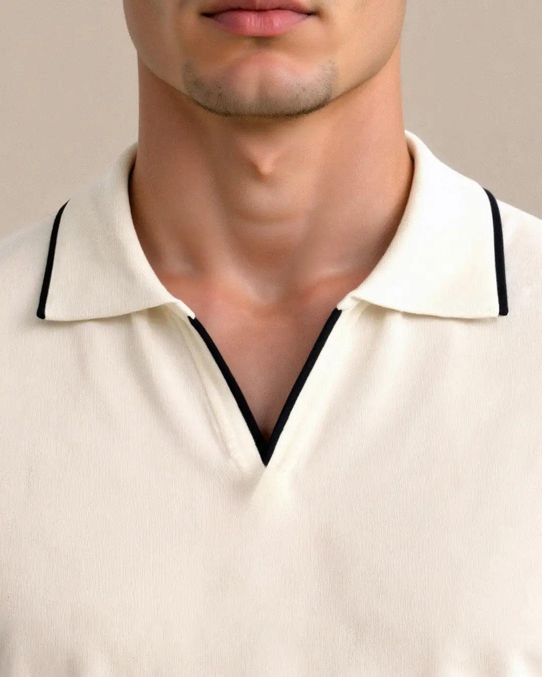 Polo en piqué de coton pour homme avec col côtelé et détails de piping contrastant